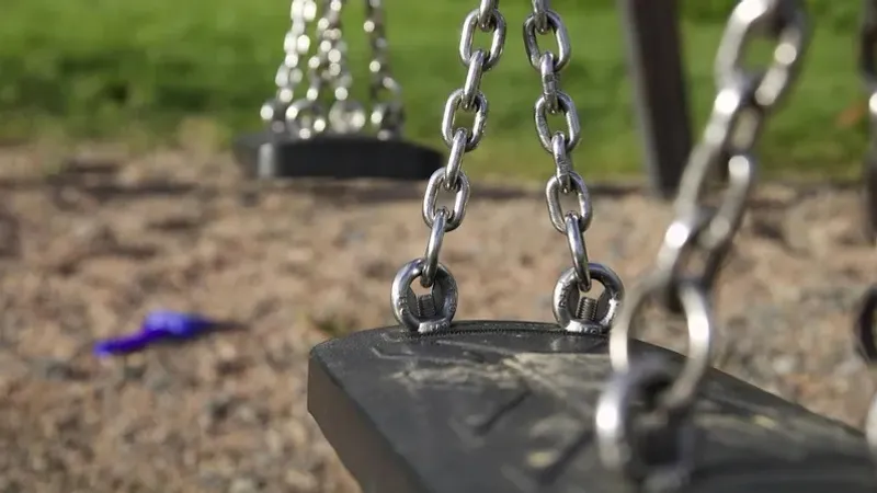 Ақтауда балалар алаңына қолданылған инелерді тастаған ер адамға үкім шықты