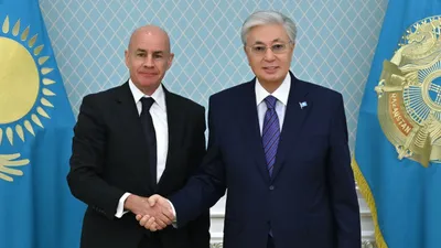 Мемлекет басшысы Халықаралық шаңғы спорты және сноуборд федерациясының (FIS) президенті Йохан Элиашты қабылдады  Кездесуде Қазақстанның Халықаралық шаңғы спорты федерациясымен ынтымақтастық перспективасы талқыланды.   Қасым-Жомарт Тоқаев елімізде 85 мыңнан аса адам шаңғы спортымен тұрақты түрде шұғылданатынын атап өтті. Сондай-ақ Қазақстанда тау шаңғысы мен шаңғы жарысы кешендері, халықаралық деңгейдегі мұз ареналары секілді заманауи инфрақұрылымдар бар.   Мемлекет басшысы еліміз жақында Италияда өтетін Қысқы Олимпиада ойындарына тыңғылықты дайындалып жатқанын жеткізді.  FIS президенті спортқа қолдау көрсеткені үшін Мемлекет басшысына алғыс айтып, қазақстандықтар әлемнің байрақты бәсекелерінде лайықты өнер көрсетіп жүргеніне назар аударды.   Сондай-ақ ол Қазақстанда жүзеге асырылып жатқан әлеуметтік-экономикалық реформаларға жоғары баға берді.  Қасым-Жомарт Тоқаев пен Йохан Элиаш еліміздің Халықаралық шаңғы спорты федерациясымен тәжірибе алмасу, спортшыларды даярлау, бапкерлерді оқыту және төрелік ету бағыттарындағы ықпалдастықты кеңейту мүмкіндіктерін қарастырды. , сурет - Zakon.kz жаңалық 15.01.2026 12:01