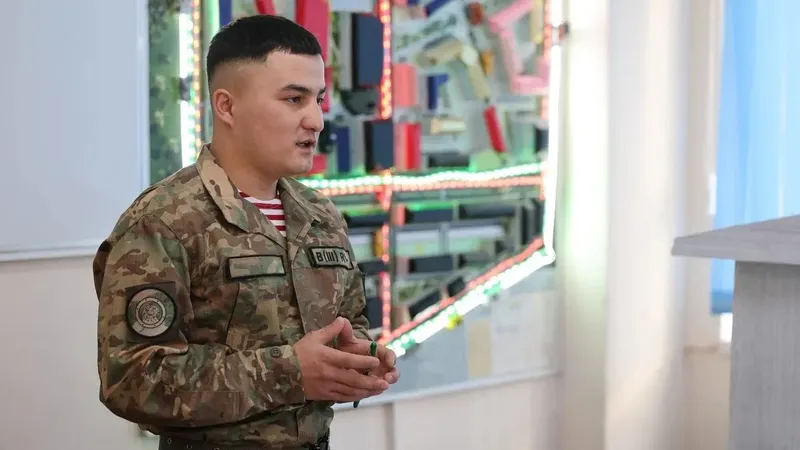 Таразда 22 жасар жеті тіл меңгерген полиглот сарбаз борышын өтеуде