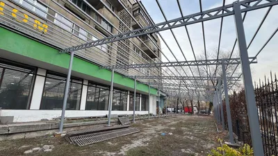 Алматының Қала құрылысы бақылау басқармасының мамандары Осипенко көшесінде орналасқан іргетас үстіне салынған металл құрылымнан салынған қосымша құрылыстың сүрілгені туралы айтты., сурет - Zakon.kz жаңалық 16.01.2026 10:30