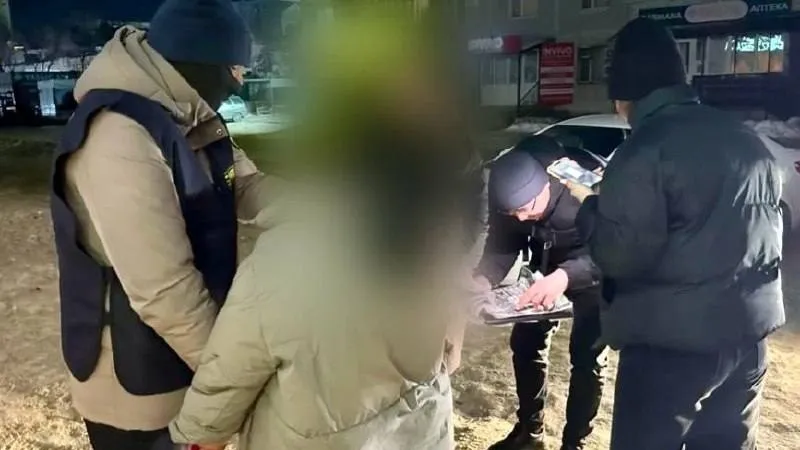 Ақтөбеде ер адамнан ақша бопсалаған күдікті келіншек ұсталды