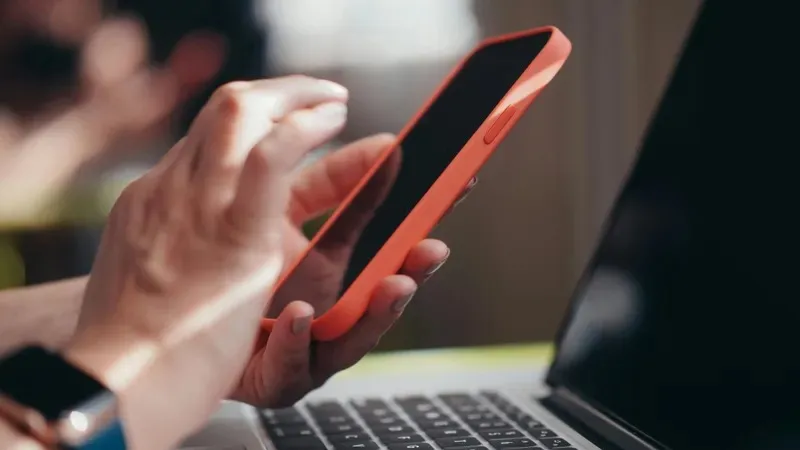 ТЖМ iPhone, Huawei, Xiaomi-ге қатысты мәселе жайлы: шұғыл хабарламалар бәріне бірдей келе бермейді