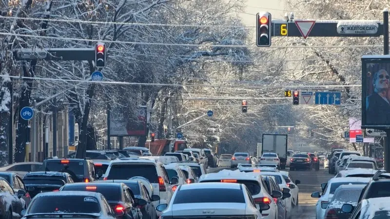 Алматыда толассыз жауған қар жолдарда көлік кептелісін тудырды