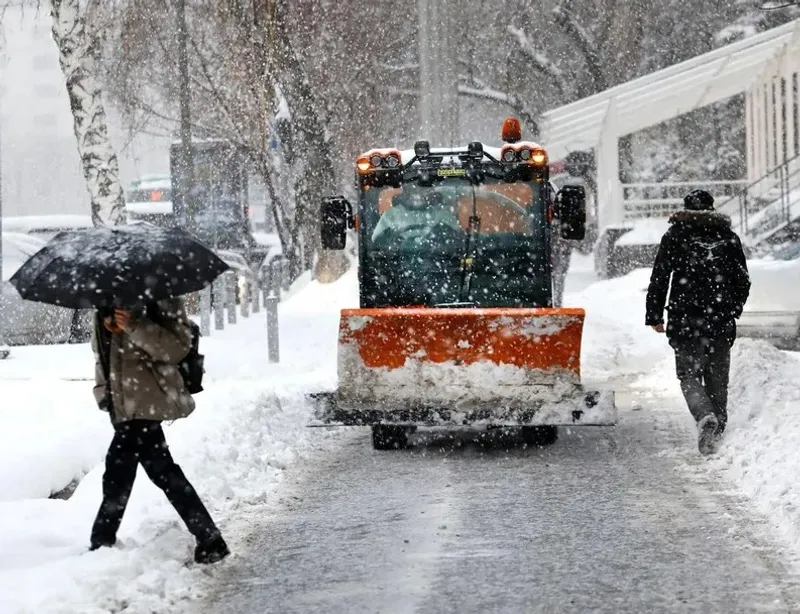 Қар тазалау, Алматы, 17 қаңтар, сурет - Zakon.kz жаңалық 17.01.2026 16:39