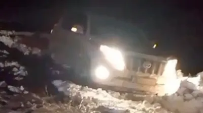 Атырау облысында адамдар отырған көлік қар құрсауында қалып қойды, сурет - Zakon.kz жаңалық 18.01.2026 13:40