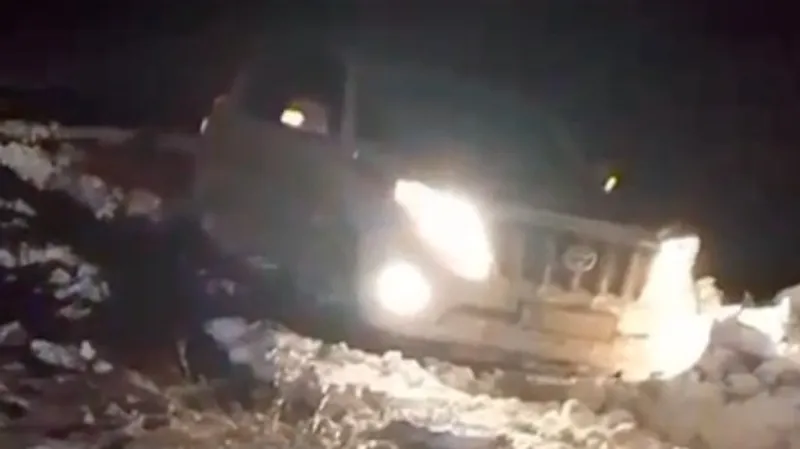 Атырау облысында адамдар отырған көлік қар құрсауында қалып қойды