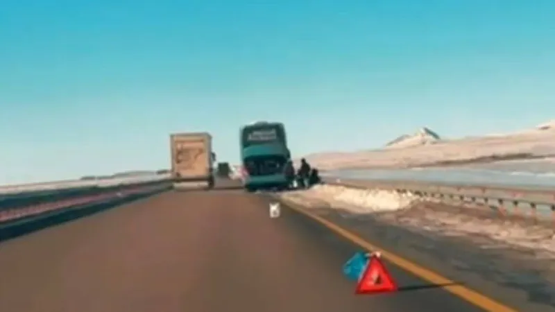 Қарағанды облысында полицейлер бұзылған автобустың жолаушыларына көмектесті