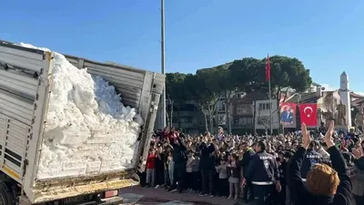 Түркияда оқушыларға демалысқа орай жүк көлігімен қар сыйлады , сурет - Zakon.kz жаңалық 19.01.2026 12:43