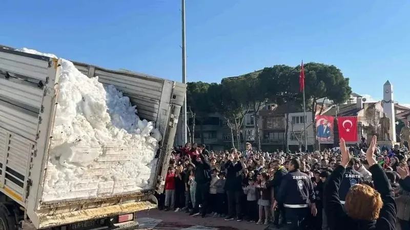 Түркияда оқушыларға демалысқа орай жүк көлігімен қар сыйлады