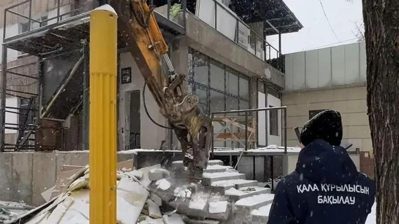 Алматыда тұрғын үйге жапсарлас салынған заңсыз қосалқы нысан сүрілді