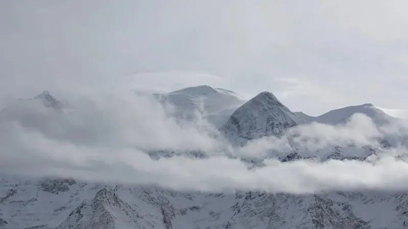 Пәкістанда қатты жер сілкінісі болып, тау көшті