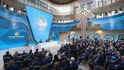 Президент Қасым-Жомарт Тоқаев Авраам келісімдерінің мәнін түсіндіру барысында оның атауына назар аудару қажет екенін айтты.  «Авраам, яғни Ибраһим дін тарихында иудаизм, христиан және ислам діндеріне ортақ пайғамбар болып есептеледі. Еліміз бүкіл адамзатты біріктіретін құндылықтарға арқа сүйеуге тиіс. Біз түрлі халықтар мен дін өкілдері арасында татулық пен келісімнің орнауын қалаймыз. Сол себепті осы келісімге қосылуымыздың маңызы ерекше, бұл шешім еліміздің халықаралық беделіне оң серпін береді», – деді Президент.  Мемлекет басшысы Қазақстанның сыртқы саясаттағы орнына тоқталды:  «Қазақстан – жауапкершілігі жоғары орта деңгейлі мемлекет және жер көлемі бойынша ислам әлеміндегі аса ірі мемлекет. Біз баршаға түсінікті, ақылға қонымды және әділ саясатты қолдаймыз, осы ұстанымды әрдайым сақтаймыз. Сыртқы саясаттағы іс-әрекетіміздің бәрі бір ғана мақсатты көздейді – Қазақстанның аумақтық тұтастығы, қауіпсіздігі мен егемендігін қамтамасыз ету», – деді Қасым-Жомарт Тоқаев.  Президент Тәуелсіздіктің маңыздылығына тоқталып, ел бірлігін сақтау міндетін атап өтті:  «Қазақ мемлекетінің басшысы ретінде мен үшін Тәуелсіздік – бәрінен қымбат. Бұл – мерейтой кезіндегі ұран емес, қазіргі дүрбелеңге толы заманда ұлттық стратегиямыздың негізгі қағидасы. Тәуелсіздік дегеніміз – ең алдымен, жалпыұлттық бірлік пен келісім. Біз ел бірлігін сақтап, өсіп-өркендеген, абырой-беделі жоғары әрі қуатты мемлекет құруды басты мақсат етуіміз қажет. Осы мақсатқа стратегиялық тұрғыдан қарап, парасатты, дана халық екенімізді көрсетуіміз керек», – деді Президент.  Қасым-Жомарт Тоқаев бұрын айтқанын қайталап, елдің психологиялық тұстарын да атап өтті:  «Бұрын да айтқам, қазір де атап өткім келеді: біз тарихи жарақат алған ұлт психологиясынан біржола арылуымыз керек. Басқа түскен қайғы-қасіреттің бәрін басқа халықтардан көру, ұлтымыздың маңдайына жазылған ащы тағдыр туралы бітпейтін пікірталастар жүргізу – кешегі күнмен өмір сүру деген сөз. Бүкіл әлем өзгеріп жатыр, бізге де өзгеретін уақыт келді. Біз – болашағы жарқын, жолы ашық жас мемлекетпіз, сондықтан уақыт көшінен қалмай, тек алға қарай жүруіміз керек», – деді Мемлекет басшысы., сурет - Zakon.kz жаңалық 20.01.2026 13:56