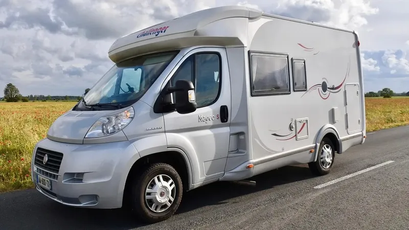 Астанада өртеніп жатқан автоүйден екі газ баллоны шығарылды