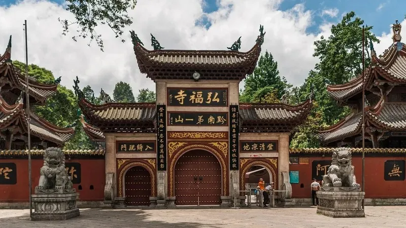 Қытайда егіз ағайындылар егіз әпкелі-сіңлілерге үйленді, тойға олардың егіз ағалары да келді