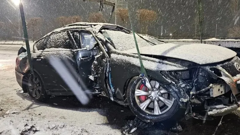 Алматыда қалың қарда көлік қарсы жолаққа шығып кеткен: жолаушы жарақат алды