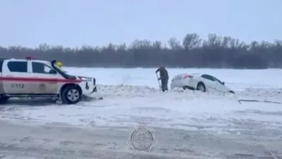 Ішінде бес адамы бар автокөлік қарлы боранда арыққа түсіп кеткен , сурет - Zakon.kz жаңалық 23.01.2026 09:27