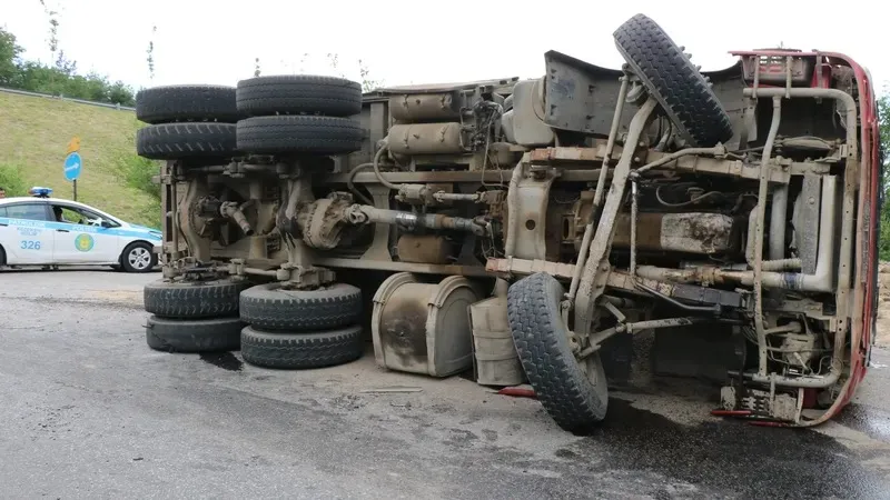 Өскемен – Семей тас жолында күнбағыс майын тиеген жүк көлігі аударылды