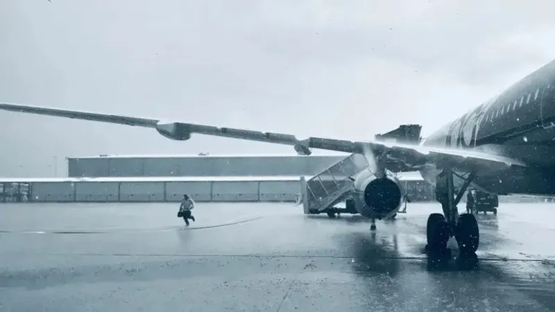 Ақтау – Астана рейсінде дәрігер талмасы ұстаған жолаушыны құтқарды