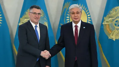 Қасым-Жомарт Тоқаевтың айтуынша, Гидеон Саардың сапары Израильдің Қазақстанмен көпжақты ынтымақтастықты нығайтуға бейіл екенін растайды.  Кездесуде сауда-экономикалық және ғылыми-техникалық ықпалдастықты жандандыруға, жасанды интеллект, ауыл шаруашылығы, су ресурстарын басқару, сондай-ақ басқа салалардағы бірлескен жобаларды жүзеге асыруға баса мән берілді.  Президент Гидеон Саардың Астанаға сапары аясында Қазақстан-Израиль бизнес форумын өткізуді қолдап, оның қорытындысы екі елдің инвестициялық серіктестігін кеңейтуге елеулі үлес қосатынына сенім білдірді.  Сыртқы істер министрі Израильдің Қазақстанмен мемлекетаралық қарым-қатынастарды дамытуға және өзара байланыстарды жаңа әрі сапалы деңгейге көтеруге мүдделі екенін жеткізді.  Гидеон Саар Қазақстанның Ибраһим келісімдеріне қосылуын Президент Қасым-Жомарт Тоқаевтың көреген шешімі ретінде бағалады. Бұл тұрақтылықты, бейбітшілікті және халықаралық диалогты одан әрі нығайтуға ықпал ететінін атап өтті.  Израиль сыртқы істер министрлігінің басшысы Қазақстанда жүргізіліп жатқан ауқымды саяси және әлеуметтік-экономикалық реформаларға жоғары баға беріп, аталған бастамаларды табысты жүзеге асыруға тілектестік білдірді.   Кездесу барысында халықаралық күн тәртібінің өзекті мәселелері талқыланды., сурет - Zakon.kz жаңалық 27.01.2026 16:03