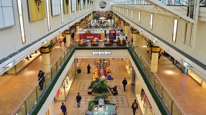 Ақтаудағы сауда орталығында жасөспірімдер қызды аяусыз соққыға жыққан