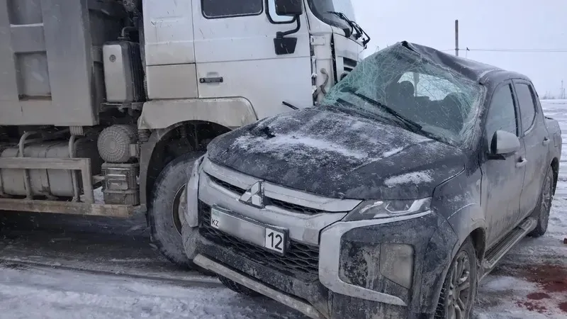 Жаңаөзен маңында жол талғамайтын көлік пен жүк көлігі бетпе-бет соқтығысып, бір адам қаза тапты