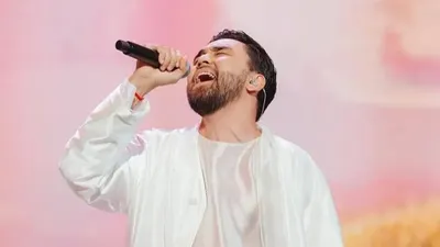 Amre жантебірентерлік үнімен ән шырқап, көрермен көңілін тербеді, сурет - Zakon.kz жаңалық 30.01.2026 11:47