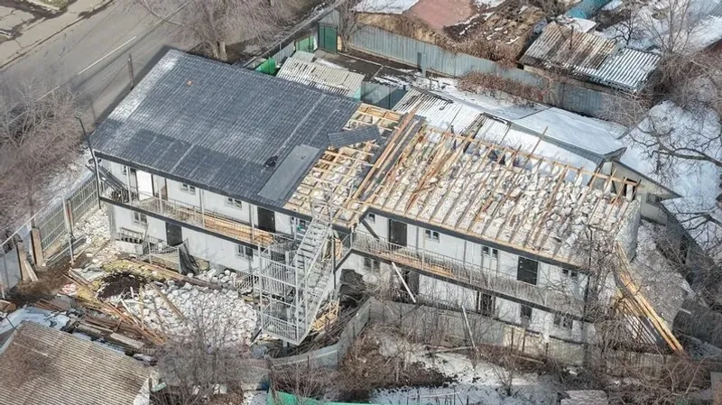 Сүру, заңсыз нысан, Алматы, үш қабатты тұрғын үй, жоғарғы қабаты, сурет - Zakon.kz жаңалық 02.02.2026 18:10