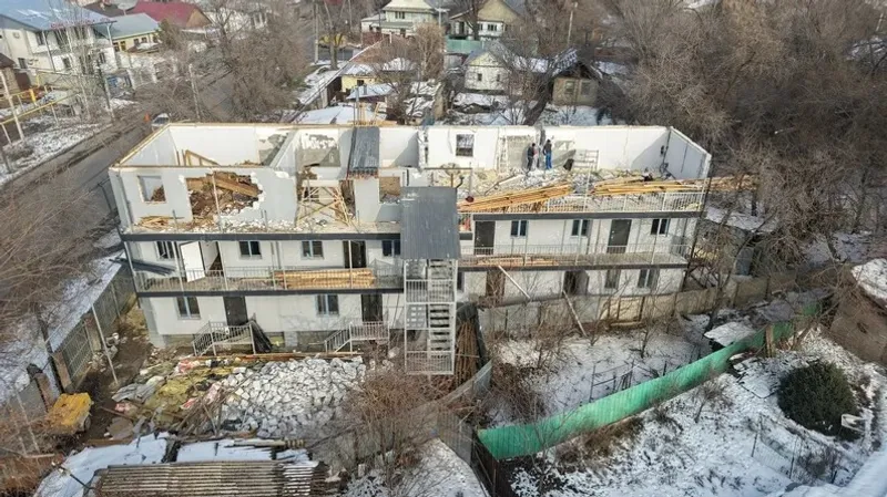 Алматыда үш қабатты тұрғын үйдің жоғары қабаты толығымен сүрілді