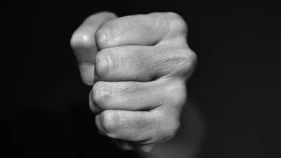 Итеріп, шашынан сүйреген: Ақтауда кафе иесі келушіге күш қолданған, сурет - Zakon.kz жаңалық 03.02.2026 19:22