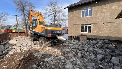 Заңсыз салынған қосалқы нысан Нұр Алатау шағынауданындағы Өтегенов көшесі, 15/1 мекенжайында орналасқан., сурет - Zakon.kz жаңалық 03.02.2026 15:54