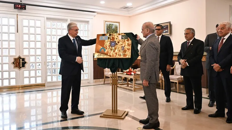 Қасым-Жомарт Тоқаев пен Шахбаз Шариф мәдени орталықтар және Dostyq спорт кешенінің ашылу рәсіміне қатысты