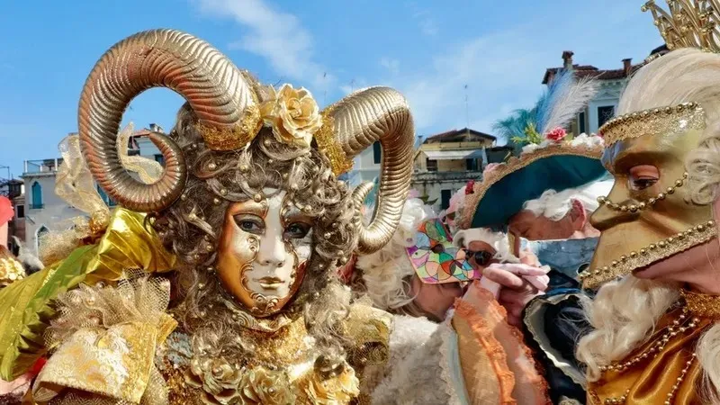 Венецияда әйгілі карнавал басталды