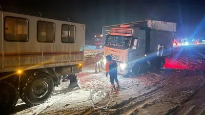 Жамбыл облысының Қордай ауданында, ескі Қордай асуында (170–190 шақырым), қолайсыз ауа райының салдарынан жүк көліктері қар құрсауында қалып, автожолдың жүру бөлігін жартылай жауып тастады. Соның салдарынан жолда көлік кептелісі пайда болды., сурет - Zakon.kz жаңалық 09.02.2026 09:47