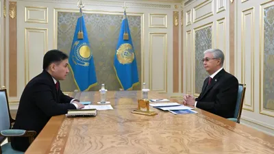 Президентке ведомство қызметінің биылғы басым бағыттары жөнінде баяндалды.  Асқарбек Ертаев:  ➤ халықты жұмыспен қамту жоспары жөнінде мәлімет берді.   ✔️Уақытша шаралардан гөрі тұрақты және сапалы жұмыс орындарын ашу, еңбек ұтқырлығын арттыру және білім беру жүйесі мен нарық сұранысы арасында тығыз байланыс орнату жоспарланып отыр. Жастарды, соның ішінде NEET санатындағы азаматтарды жұмыспен қамтуға баса мән беріледі.  ➤ атаулы әлеуметтік көмек жүйесін одан әрі жетілдіру жоспары таныстырды.   ✔️Министрлік цифрлық бағалау құралдары арқылы қолдау шараларының нақты адресіне жету мүмкіндігін кеңейтуге ниетті. Сонымен қатар көмек алатын әрі еңбекке жарамды азаматтарды міндетті түрде жұмыспен қамти отырып, әлеуметтік келісімшарт тәжірибесін кеңейтуді көздеп отыр.  ➤ зейнетақы жүйесінің ұзақ мерзімді тұрақтылығын қамтамасыз ету және зейнетақы төлемдерінің лайықты деңгейін сақтау жөнінде айтты.   ✔️Мүгедектігі бар тұлғаларды әлеуметтік тұрғыдан қорғау мәселелеріне баса назар аударылды. Министрлік арнаулы әлеуметтік қызметтерді жан басына қарай қаржыландыру тетігін одан әрі дамытуды, олардың сапа стандарттарын арттыруды, оңалту қызметтері мен техникалық құралдарды қолжетімді етуді жоспарлап отыр. Сонымен қатар инклюзивті жұмыс орындарын ашуға ден қояды.   ➤ Көші-қон саясатының 2030 жылға дейінгі тұжырымдамасын іске асыру жөніндегі іс-қимыл жоспары жайында ақпарат берді.   ✔️Көші-қон үдерісін басқару және болжау деңгейін жақсарту, ішкі миграцияны теңгерімді жүргізу, елдегі еңбек нарығын қорғауға басымдық бере отырып, еңбек көші-қонын реттеуді жетілдіру көзделген.  Мемлекет басшысы:  📌халықты жұмыспен қамту, азаматтардың табысын ұлғайту, әлеуметтік қолдаудың шын мұқтаж жандарға жетуін бақылауды күшейту, зейнетақы жүйесін жетілдіру, теңгерімді көші-қон саясатын іске асыру, әлеуметтік қорғауда инклюзивті тәсілдерді дамыту, сондай-ақ цифрлық шешімдерді қолдану арқылы еңбекті қорғау жүйесін нығайту және қауіп-қатерлердің алдын алу бойынша бірқатар тапсырма берді., сурет - Zakon.kz жаңалық 09.02.2026 12:07