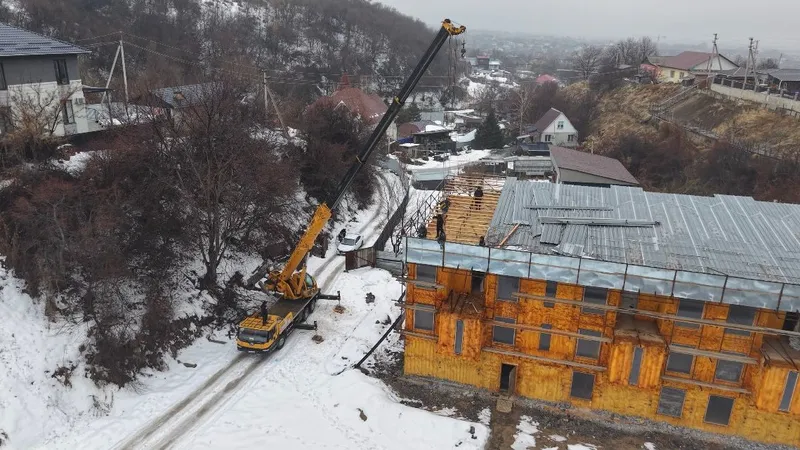 Алматыда тау бөктерінде заңсыз салынған үш қабатты нысан бұзылып жатыр