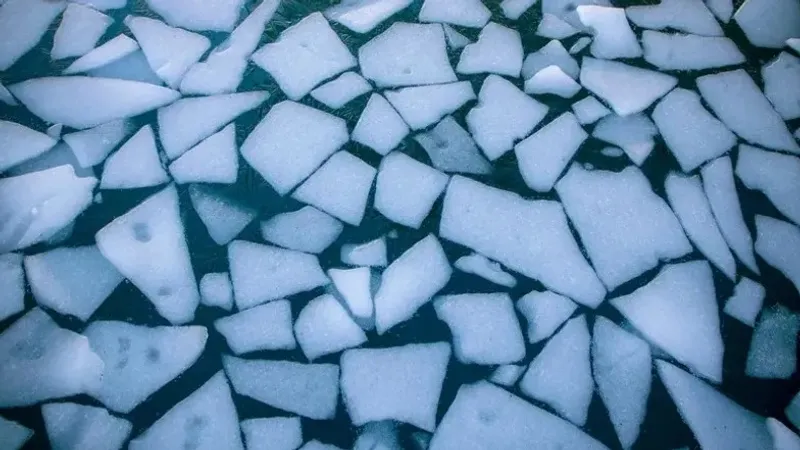 Қарағанды облысында мұз жарылып, отбасылы жұп көлігімен бірге өзенге батқан