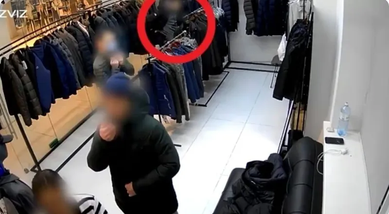 Астанада сырт киім сататын дүкеннен қымбат күртеше ұрлаған күдіктілер ұсталды: видео