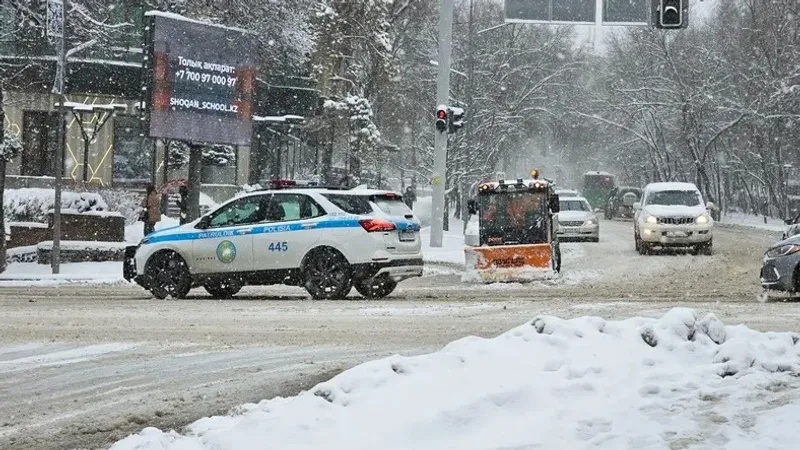 Алматы облысында көктайғақтың кесірінен жүк көлігі полиция көлігіне соғылды