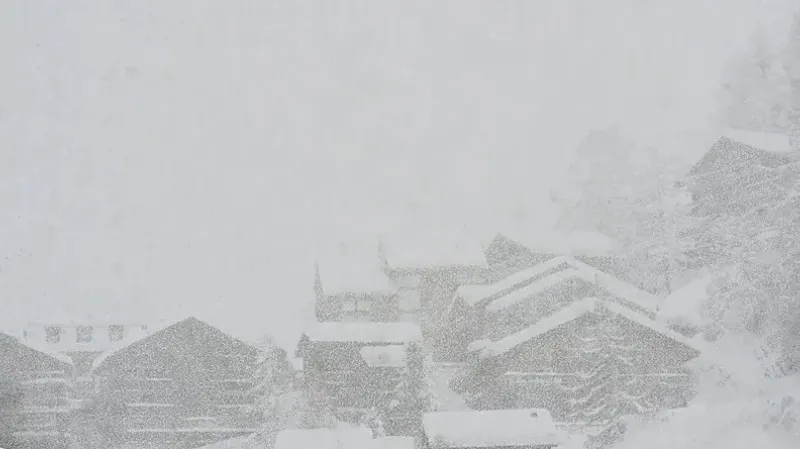 Полиция қар жаууына байланысты алматылық жүргізушілерге жүгініп, мәлімдеме жасады