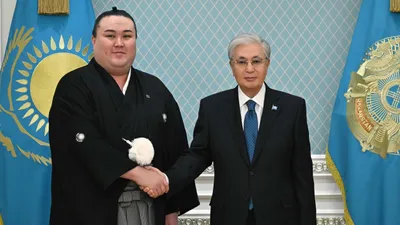 Қасым-Жомарт Тоқаев сумо спортының отаны Жапонияда зор жетістікке жеткен қазақстандық балуан Ерсін Балтағұлмен кездесті., сурет - Zakon.kz жаңалық 16.02.2026 13:10