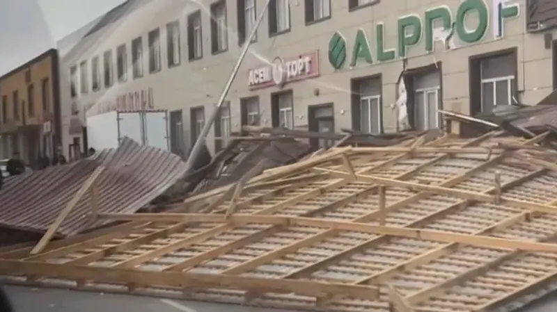 Маңғыстау облысында қатты жел сауда орталығының шатырын жұлып әкетті