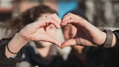 Ұлыбритания азаматы өзінің әйелін жылдам сүйіп, әлемдік рекорд орнатты, сурет - Zakon.kz жаңалық 16.02.2026 10:47