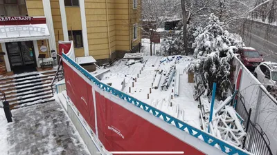 Алматы қаласының орталығында сот шешімімен мейрамхананың жазғы террасасы сүрілді, деп хабарлайды Zakon.kz., сурет - Zakon.kz жаңалық 16.02.2026 10:18