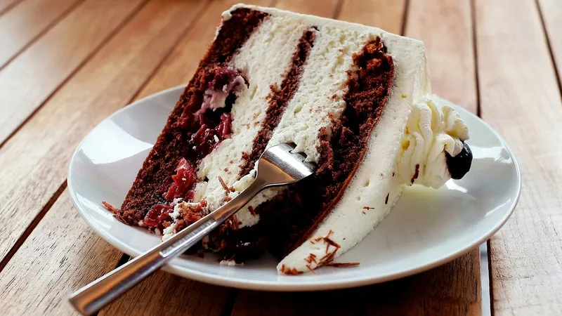 Торттың арасынан тіс шыққан: кондитерлер тұрғынның өзін кінәлауда