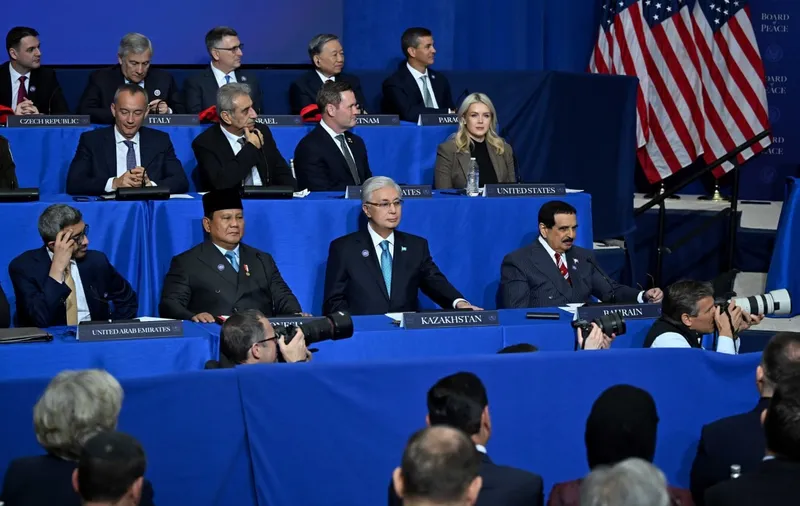 Тоқаев Бейбітшілік кеңесінің алғашқы отырысына қатысып жатыр