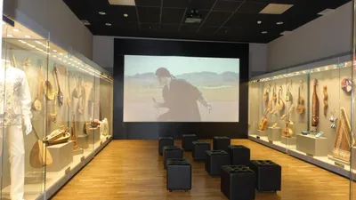 Экспозицияға Димаштың жеке қорынан 70 музыкалық аспап қойылған. Олардың қатарында әлемнің түкпір-түкпірінен жанкүйерлері тарту еткен аспаптар бар. , сурет - Zakon.kz жаңалық 19.02.2026 12:44