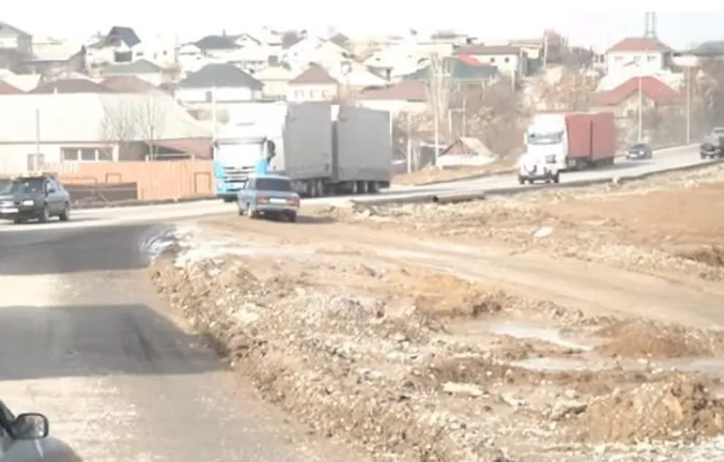Шымкентте жауын-шашыннан кейін көшенің бір бөлігі шөгіп кетті