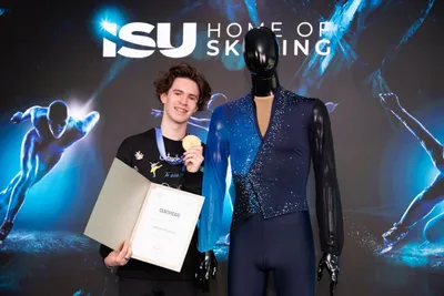 Михаил Шайдоров костюмін Олимпиада музейіне тапсырды, сурет - Zakon.kz жаңалық 20.02.2026 21:40