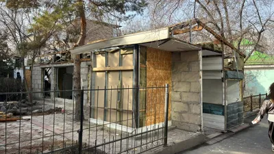 Алматыда заңсыз салынған кезекті ғимарат бұзылды. Бұл туралы 2026 жылғы 20 ақпанда жұма күні қалалық әкімдіктің баспасөз қызметі хабарлады, деп жазады Zakon.kz., сурет - Zakon.kz жаңалық 20.02.2026 13:47