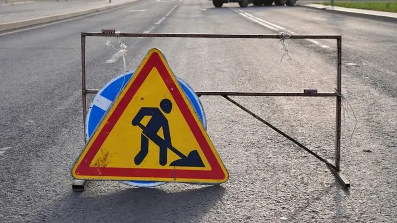 Шымкентте жаңа тас жолдың бір бөлігі шөгіп, шұңқырға айналған